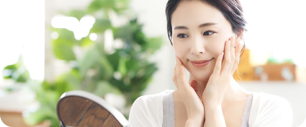 キービジュアルイメージ 鏡を見る女性1