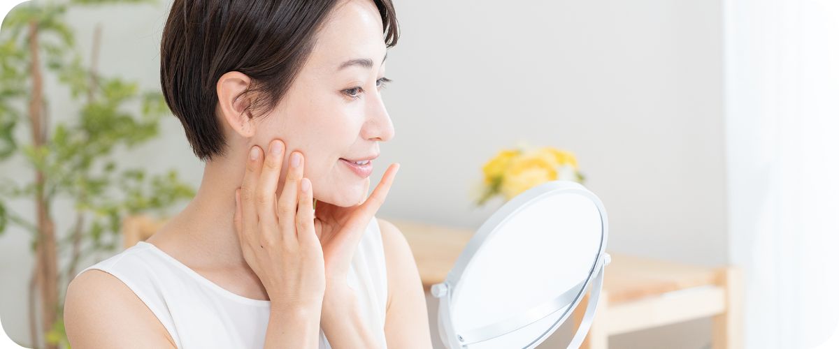 キービジュアルイメージ 鏡を見る女性2